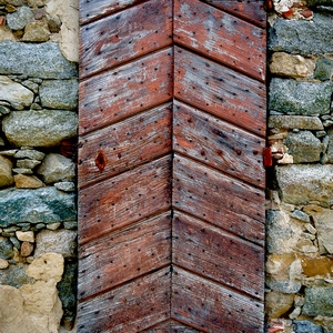 Vieille porte en bois cloutée encadrée de pierres - Italie  - collection de photos clin d'oeil, catégorie portes